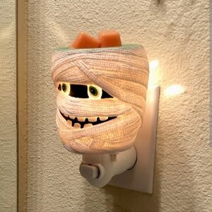 Scentsy Under Wraps Mummy Mini Wax Warmer Plug In Light Up Halloween Home Decor